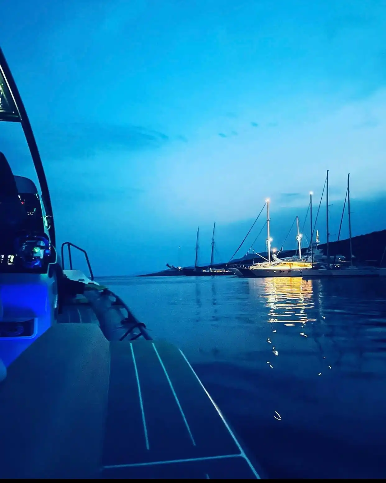 Romantic private cruise in Milos